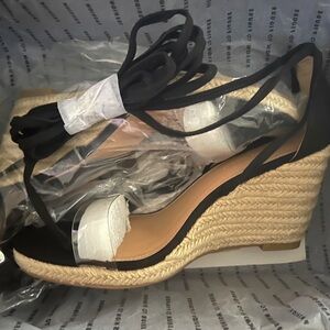 FTF WRAP AROUND SANDALS SIZE 9